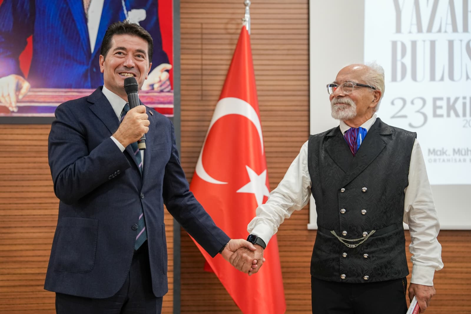 “Bu yıl ikincisini düzenlediğimiz Ortahisar Yazar Buluşmaları’nı, öykü ve çeviri dünyamızın usta ismi, edebiyatımızın ölümsüz çınarlarından sevgili Tomris Uyar’ın anısına ithaf ediyoruz. Hatırlatmak isteriz ki, Tomris Uyar’ın dedesi merhum Süleyman Sırrı Gedik, 1862 yılında şehrimizin Of-Çaykara Ataköy’ünde doğmuş ve 1, 3, 4 ve 5. Dönem Trabzon milletvekilliği yapmıştır. Yazarımızın babası ise Cumhuriyet dönemi yazarlarımızdan Ali Fuat Gedik’tir. Tomris Uyar ve onun gibi edebiyatımıza yön vermiş isimleri yaşatmayı, bir kültür hizmeti olarak görüyoruz. Sizlerden ricam, Tomris Uyar’ı yeniden okumanız, eserlerini yakınlarınıza ve arkadaşlarınıza hediye etmeniz ve böylece her evde yer almasına katkı sunmanızdır. Ülkemizin değerini iliklerimize kadar hissedebilmek için, onun kaleme aldığı öyküleri, çevirileri okumanız gerektiğine inanıyoruz. Kendisinin hemşerisi olmaktan, aynı kültürü yaşıyor olmaktan büyük bir onur duyuyorum.”