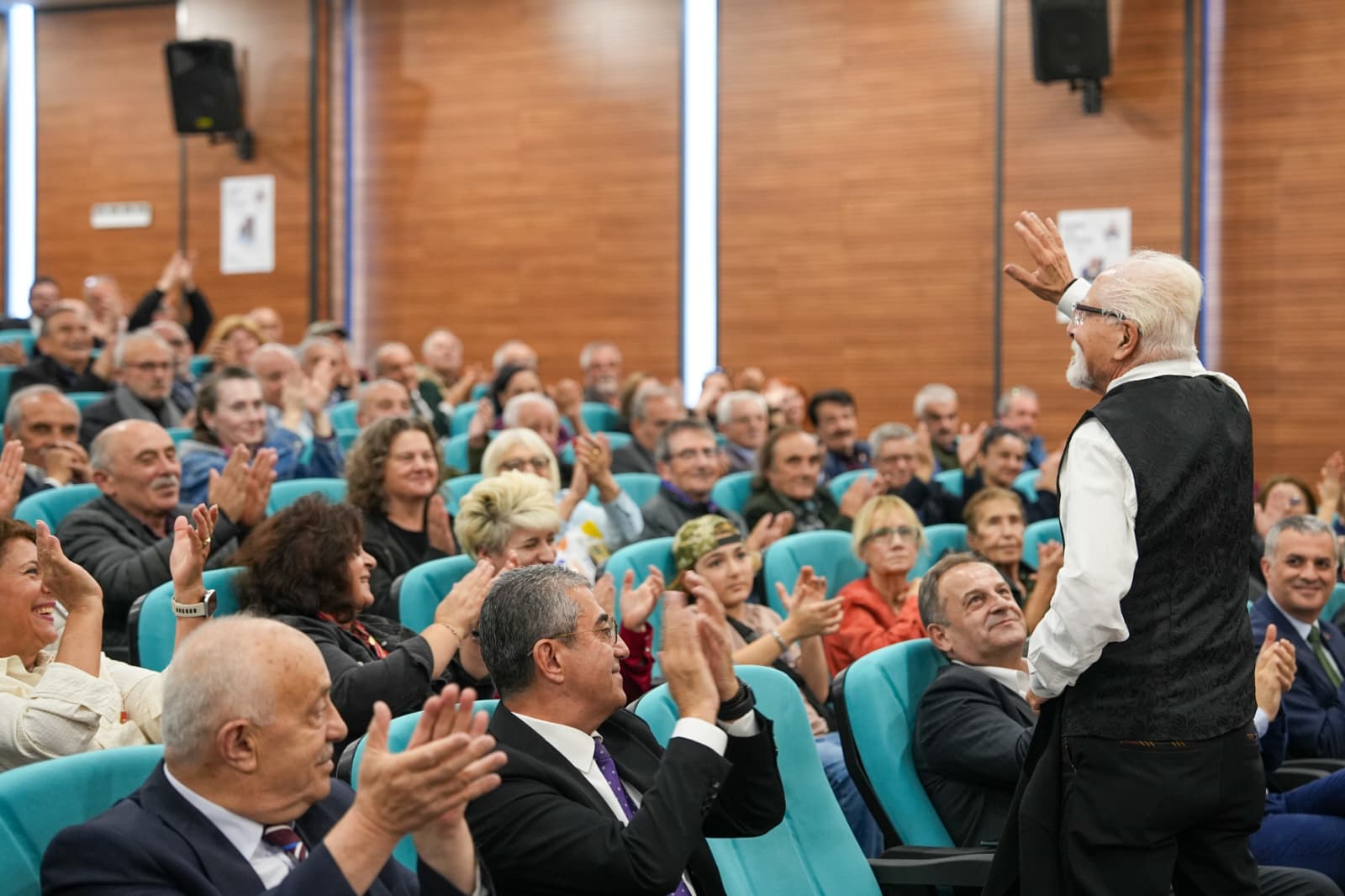 Ortahisar Yazar Buluşmaları’nın ikincisini düzenlemekten büyük mutluluk duyduğunu ifade eden Ortahisar Belediye Başkanı Ahmet Kaya, etkinliğin düzenlenmesinde büyük emek veren Düzenleme Komitesi üyelerine teşekkür ederek sözlerine başladı. Başkan Kaya, “Bu güzel etkinliğin hazırlanmasında yoğun emek veren, çok değerli yazarlarımızla Trabzon’umuzu ve bizleri buluşturan Erdal Eksert kardeşime, Melih Yıldız kardeşime, Belediye Meclis Üyemiz Olgun Önder kardeşime ve Serkan Türk kardeşime, huzurunuzda çok teşekkür ediyorum. Çok titiz bir çalışmayla her şeyi planladılar, inanılmaz bir katkı verdiler. Her biri kocaman bir alkışı ve teşekkürü hak ediyor” dedi.