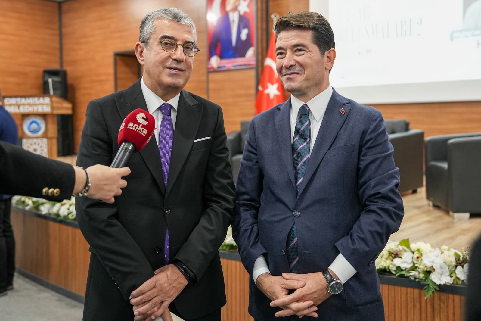 Bizler de göreve geldiğimiz ilk günden bu yana, Trabzon’umuzun tarihine yakışır biçimde, şehrimizin kültürel kimliğini yalnızca ülkemizde değil, tüm dünyada tanıtabilmek adına bir sorumluluk üstlendik. Bu doğrultuda başlattığımız çalışmalarından biri de, Ortahisar Yazar Buluşmaları idi. Kentimizin her bir değerini tanıtmak, bu değerlerimizin emeğini ve eserlerini herkese anlatmak, kentimize dair algıyı değiştirmek, en büyük hedeflerimizdendir. Bu doğrultuda her yıl gerçekleştirmeyi planladığımız Ortahisar Yazar Buluşmalarını, Trabzonlu bir yazarımızın anısına düzenliyoruz. Bu etkinliklerde onların eserlerini okuyacak, yaşam öykülerini anlatan birbirinden değerli söyleşilere tanıklık edeceksiniz” dedi.