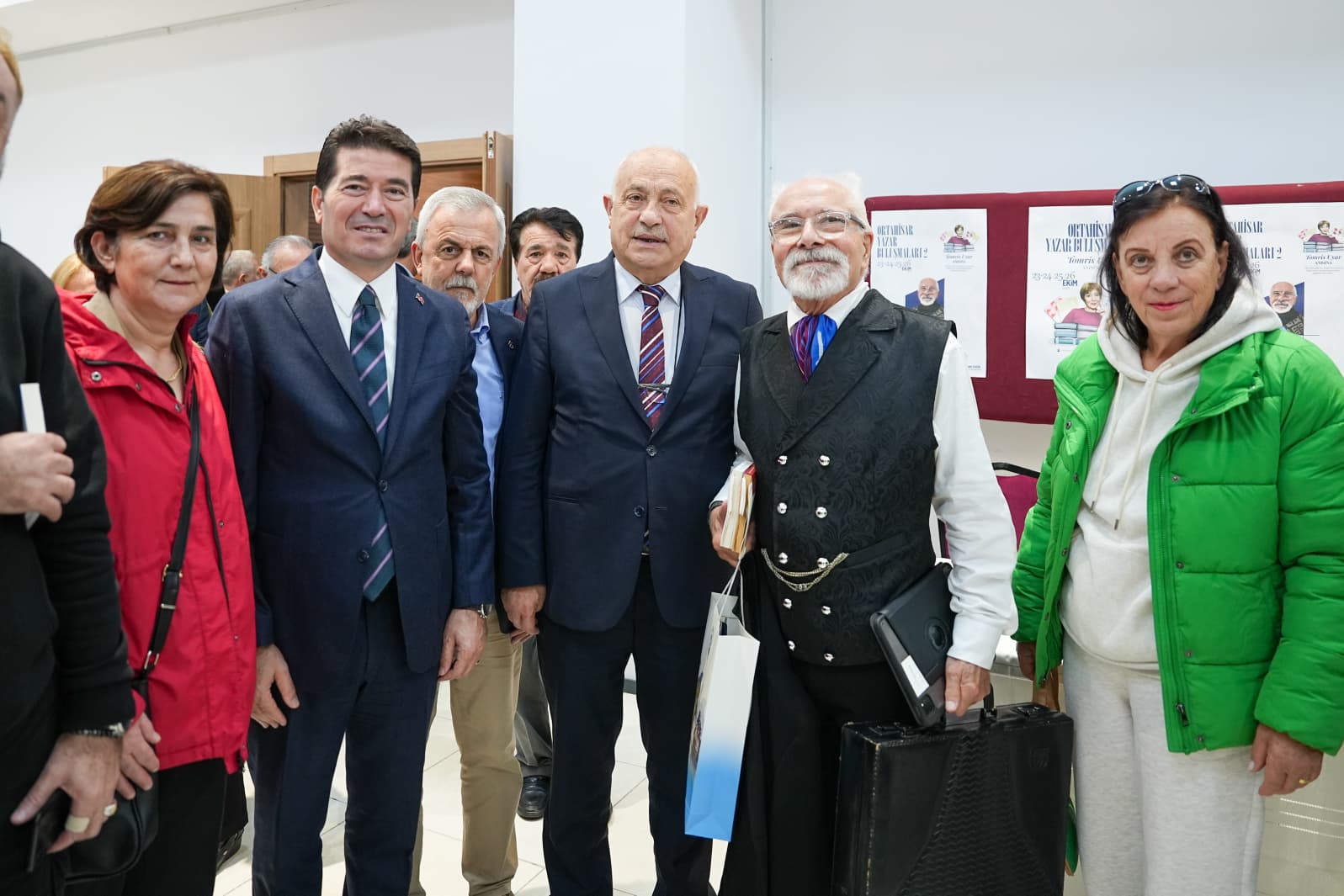 Prof. Kongar’ın, tutuklu İBB Başkanı ve Cumhurbaşkanı adayı Ekrem İmamoğlu ile ilgili, “Başarılı bir belediye başkanını, bu iktidar hapse atarak kurtarıcı bir politikacı lider yaptı” sözleri salonda büyük alkış aldı. Başkan Kaya, söyleşinin sonunda Prof. Kongar’a teşekkür ederek plaket takdim etti. Prof. Kongar daha sonra okurları için kitaplarını imzaladı.