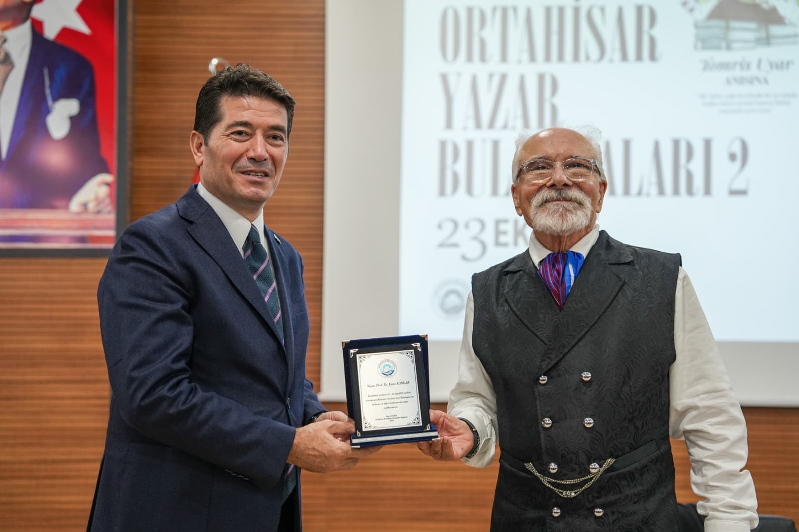 Ortahisar Yazar Buluşmaları’nın adına ithaf edildiği yazar ve çevirmen Tomris Uyar’ın, Türk edebiyatının ölümsüz çınarlarından biri olduğunu dile getiren Başkan Kaya, herkese Uyar’ı yeniden okuma tavsiyesinde bulunarak şöyle konuştu: