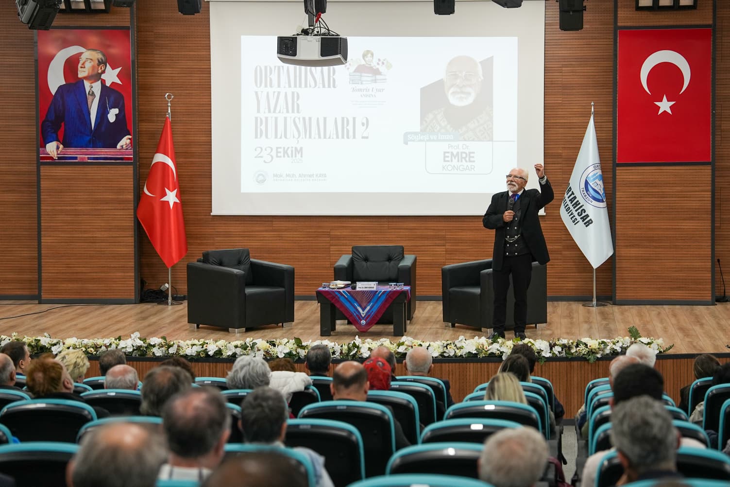 Programda ilk olarak Prof. Dr. Emre Kongar'ın söyleşisi gerçekleştirildi. Trabzon'a koşa koşa geldiğini dile getiren Prof. Dr. Kongar, "Kurtuluş Savaşı gibi Cumhuriyet devrimi gibi Trabzon'da başlayan köklerini buradan alan hiçbir kültürel ve siyasal olay bitmez. O açıdan burada olmaktan çok mutluyum" dedi.