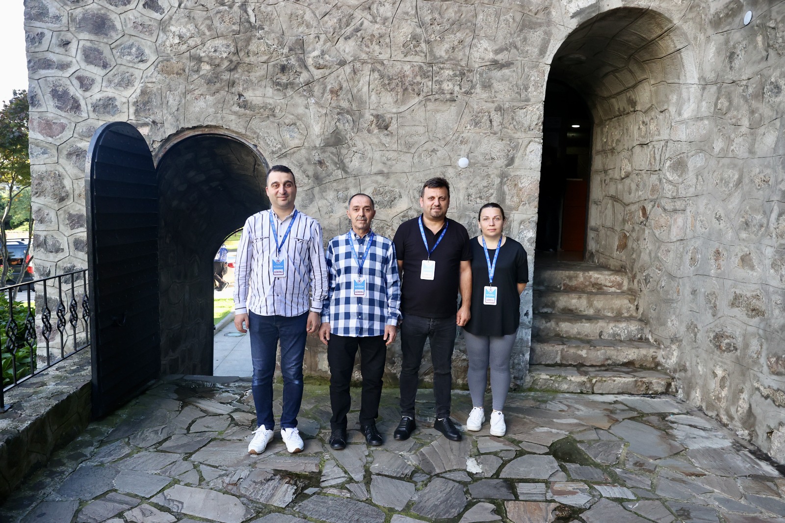 Modern imkânlarla desteklenen tarihî yapı
Kütüphanede 7 personel görev yapıyor ve öğrencilere her konuda destek sunuluyor. Kafeterya, lavabolar, yeme-içme alanları ve dinlenme köşeleri ile öğrencilerin ihtiyaçları karşılanıyor. Kütüphanede ders çalışarak üniversiteyi kazanan birçok öğrenci, yıllar sonra buraya tekrar dönerek teşekkürlerini iletiyor.