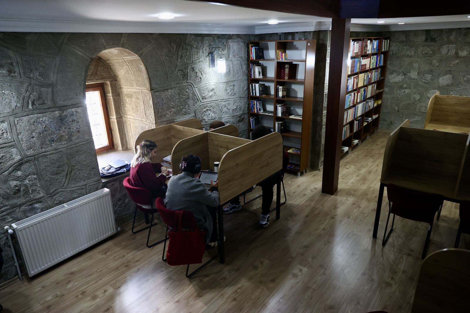 Bir diğer kullanıcı Zehra Atılgan ise sessizliğin yanı sıra mekânın dizaynını beğendiğini söyleyerek, "Başka kütüphanelerde bu kadar huzurlu bir ortam bulamıyorum," ifadesini kullandı.