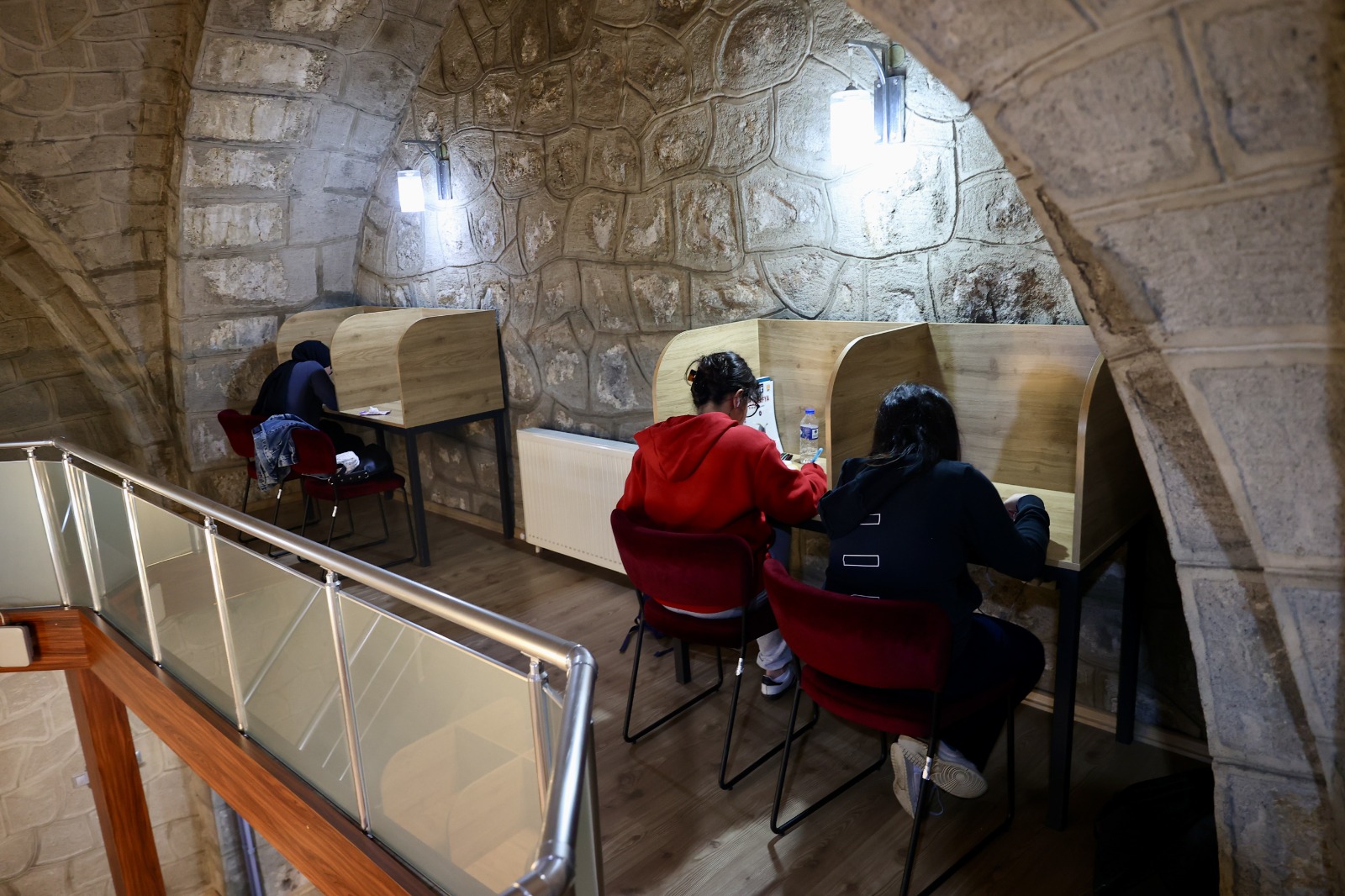 Öğrenciler tarihi atmosferde daha verimli çalışıyor
Kütüphaneyi kullanan öğrenciler de mekândan oldukça memnun. Üniversiteye hazırlanan Zeynep Sude Zengin, buradaki sessizliğin ve tarihi atmosferin ders çalışırken kendisini motive ettiğini belirtti.