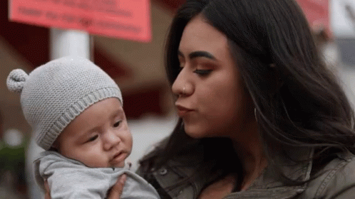 Bebekleri öpmeden önce iki kez düşünün: Masum bir öpücük ciddi riskler taşıyabilir