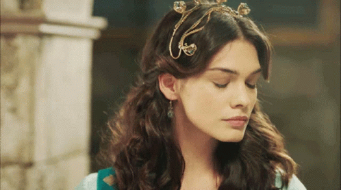 Ünlü oyuncu Beste Kökdemir ve Fazlı Erdinç Çatak ilk çocuklarını kucağına aldı