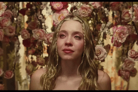 Sydney Sweeney cesur tarzıyla geceye damga vurdu: Derin dekolte dikkat çekti