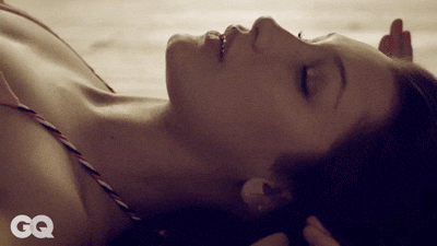 Bella Hadid şeffaf bluzlu pozuyla parfüm kampanyasına damga vurdu