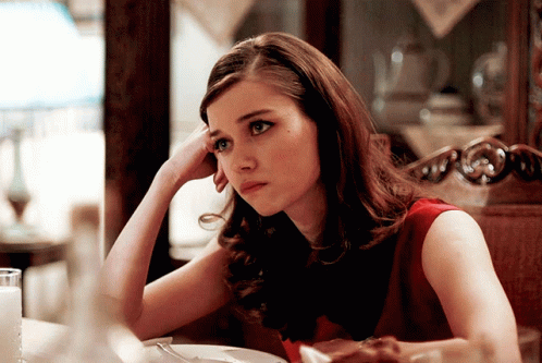 Afra Saraçoğlu yeni dizisi öncesi katıldığı programda şaşkına döndü ; "Sorman Bile Ayıp"