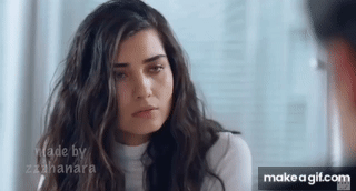 Tuba Büyüküstün’den kırmızı halıda sunucuya esprili Türkçe teklifi: “Sana Türkçe öğretsem?”