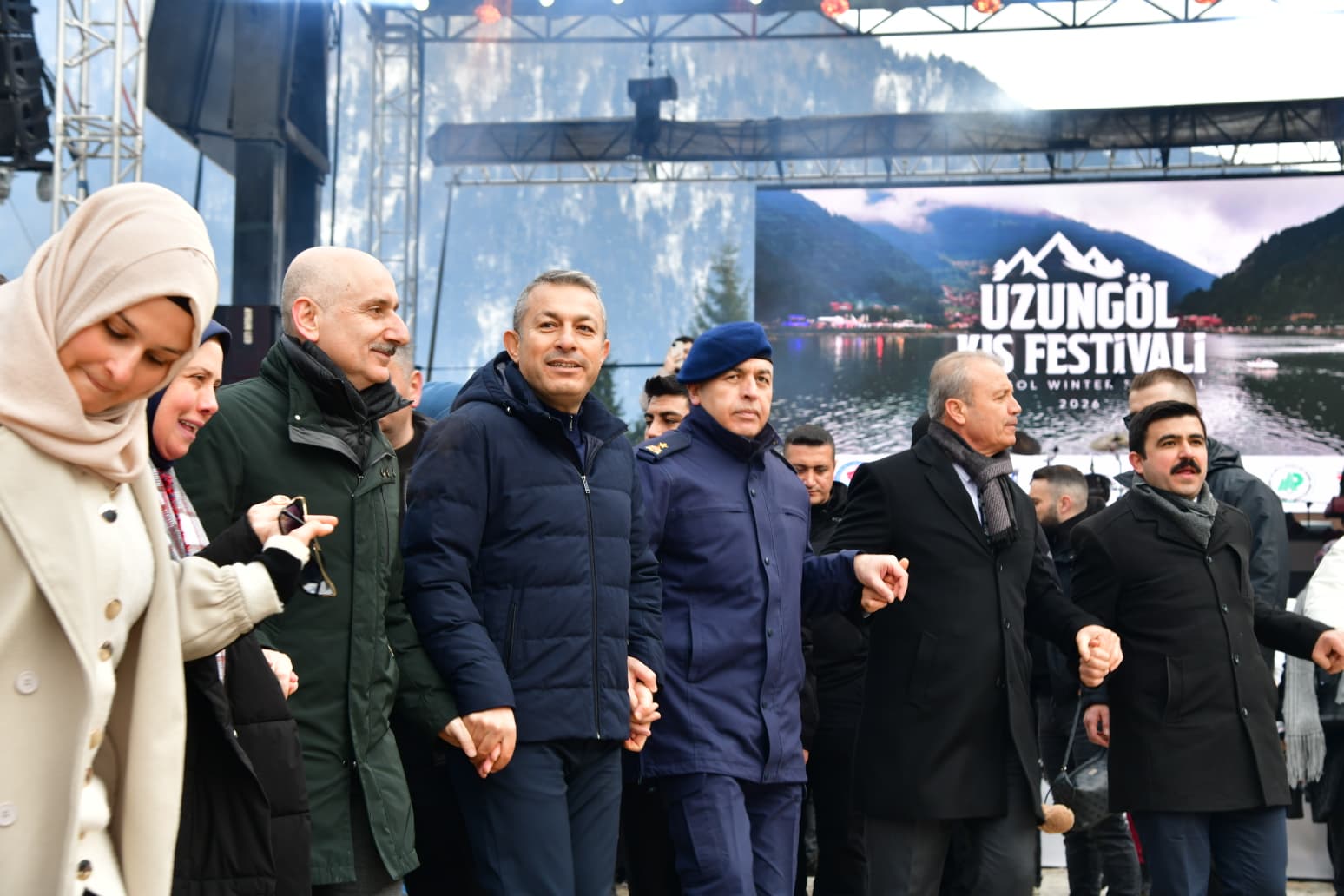 Yoğun Katılım Dikkat Çekti
Uzungöl Kış Festivali, TBMM Bayındırlık, İmar, Ulaştırma ve Turizm Komisyonu Başkanı ve AK Parti Trabzon Milletvekili Adil Karaismailoğlu, Trabzon Büyükşehir Belediye Başkanı Ahmet Metin Genç, İl Emniyet Müdürü Ali Loğoğlu, İl Jandarma Komutanı Tuğgeneral B. Murat, Çaykara Kaymakamı Ali Sapmaz ve Belediye Başkanı Hanefi Tok’un da aralarında bulunduğu geniş bir katılımla gerçekleşti. Protokol üyelerinin yanı sıra vatandaşların ilgisiyle festival adeta bir kış şölenine dönüştü.