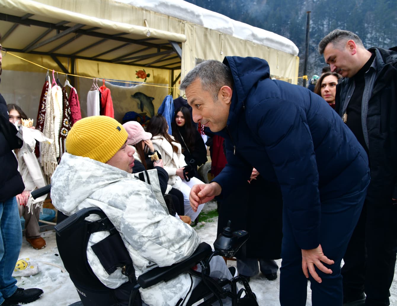 Karadeniz Kültürü Sahneye Taşındı
Festival alanında kurulan sahnede yöresel sanatçılar canlı müzik performansları sergiledi. Katılımcılar müzik eşliğinde horon oynarken, çeşitli kültürel ve sportif etkinliklerle kışın keyfini doyasıya yaşadı. Mini futbol, voleybol, kar topu, yüz boyama ve langırt gibi aktiviteler hem çocuklar hem de yetişkinler tarafından büyük ilgi gördü.