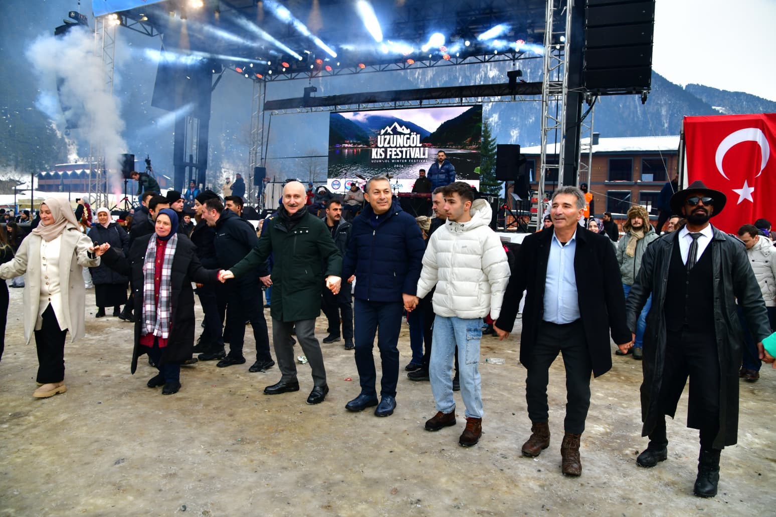 Vali Şahin: “Uzungöl dört mevsim tanıtılmalı”
Festivalde konuşma yapan Vali Tahir Şahin, etkinliğe katkı sağlayan tüm kurumlara teşekkür etti. Şahin, “Bu festivalin geleneksel hale gelerek her yıl daha nitelikli organizasyonlarla devam etmesini arzu ediyoruz. Trabzon’umuzun ve Uzungöl’ümüzün sahip olduğu doğal ve kültürel değerleri dört mevsim tanıtmak amacıyla tüm kurum ve kuruluşlarımızla iş birliği içerisinde sizleri ağırlamaya devam edeceğiz” dedi. Vali Şahin, bu tür festivallerin bölgeye hem turizm hem de ekonomik katkı sağladığını vurguladı.