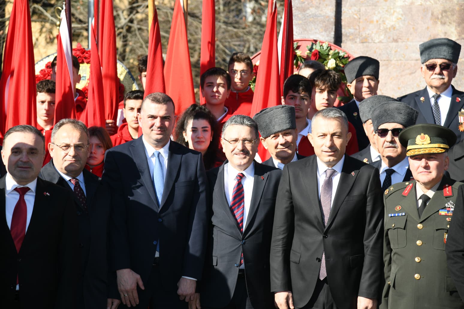 “Bu şehrin arşivleri ve değerleri yağmalandı”
Konuşmasında işgal döneminde yaşanan tahribata da değinen Başkan Genç, şehrin yalnızca fiziki olarak değil kültürel anlamda da büyük zarar gördüğünü söyledi.
Rus işgali sırasında Trabzon’a ait arşivlerin ve tarihi eserlerin yağmalandığını ifade eden Genç, yaklaşık bin 500 el yazması eserin yurt dışına götürüldüğünü belirtti. Bu eserlerin iadesi için çalışmalar yürütüldüğünü kaydeden Genç, tarihî mirasa sahip çıkmanın ortak bir sorumluluk olduğunu dile getirdi.
Vakfıkebir ve Akçaabat’ın kurtuluşunun ardından 24 Şubat 1918’de Trabzon’un özgürlüğüne kavuştuğunu hatırlatan Genç, bu mücadelenin sadece toprak savunması değil, milletin onur ve bağımsızlık iradesinin yeniden ayağa kalkışı olduğunu söyledi.