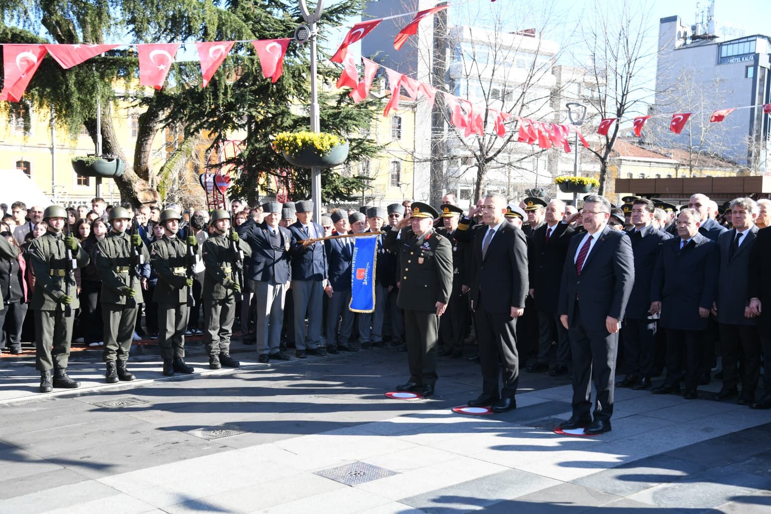 “Gençler bu sorumluluğu taşıyacak”
Başkan Genç, genç nesillere de önemli mesajlar verdi. Trabzon’un köklü bir medeniyet şehri olduğunu belirten Genç, bu mirasın gelecek kuşaklar tarafından en iyi şekilde taşınacağına inandığını ifade etti.
Bölgenin ve dünyanın çeşitli krizlerle karşı karşıya olduğuna dikkat çeken Genç, Türkiye’nin tam bağımsız, güçlü ve kararlı bir şekilde yoluna devam etmesi gerektiğini vurguladı. Konuşmasını Gazi Mustafa Kemal Atatürk ve tüm şehitleri rahmetle anarak tamamladı.