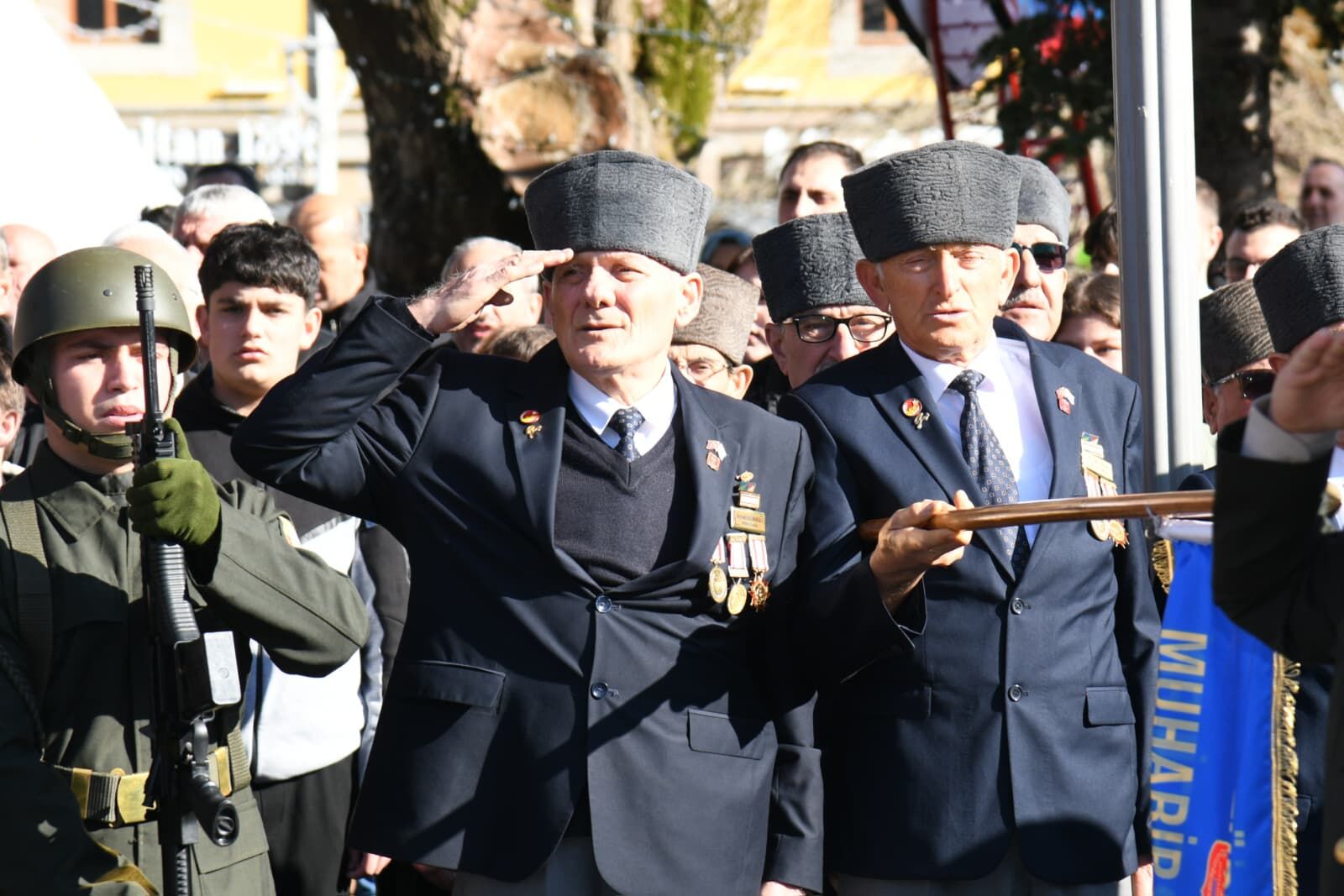 Program kapsamında düzenlenen “Kadim Şehir Trabzon” konulu resim, şiir ve kompozisyon yarışmalarında dereceye giren öğrencilere ödülleri verildi. Tören, Kahramanlar Korosu konseri ve halk oyunları gösterileriyle sona erdi.
Trabzon’un kurtuluşunun 108. yıl dönümü, birlik ve beraberlik mesajlarıyla kutlanırken, törene katılan vatandaşlar duygu dolu anlar yaşadı. Siz de Trabzon’un tarihi mirası hakkında düşüncelerinizi paylaşabilirsiniz.