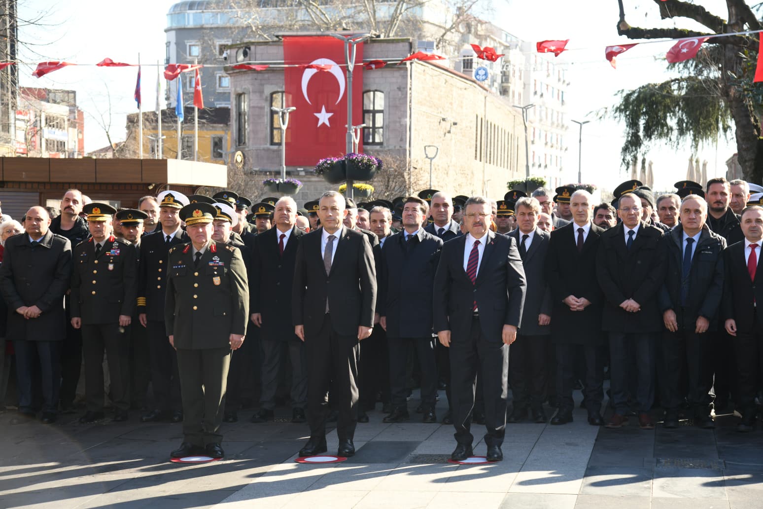 “Emperyal güçlerin emelleri dün neyse bugün de aynı”
Büyükşehir Belediye Başkanı Ahmet Metin Genç, konuşmasında Trabzon’un tarih boyunca stratejik bir öneme sahip olduğunu belirterek, 108 yıl önce şehrin yeniden Türk yurdu olarak özgürlüğüne kavuştuğunu ifade etti.
Genç, Birinci Dünya Savaşı sürecinde Rus donanmasının Trabzon’u bombaladığını, 1916 yılında şehrin işgal edildiğini ve yaklaşık iki yıl süren bu dönemde halkın büyük acılar yaşadığını hatırlattı. 24 Şubat 1918’de Trabzon’un düşman işgalinden kurtarıldığını belirten Genç, “Ecdadımız bu şehri ilelebet Türk yurdu olarak bizlere emanet etti” dedi.
Başkan Genç, geçmişteki emperyal emellerin bugün de farklı yöntemlerle sürdüğünü dile getirerek, güçlü ve bağımsız bir Türkiye’nin önemine vurgu yaptı.