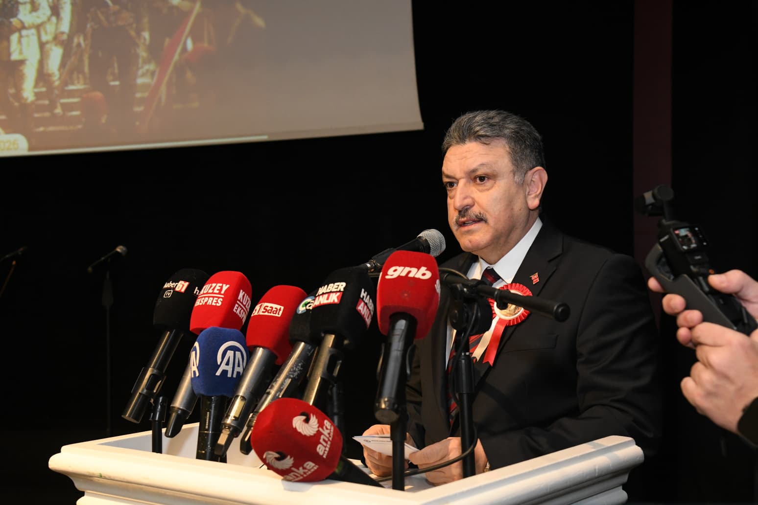 Başkan Genç: “Bu vatan ilelebet Türk yurdu kalacak”
Trabzon’un düşman işgalinden kurtuluşunun 108. yıl dönümü, düzenlenen törenlerle kutlandı. 15 Temmuz Şehitler ve Hürriyet Parkı’nda gerçekleştirilen programa Trabzon Valisi Tahir Şahin, Büyükşehir Belediye Başkanı Ahmet Metin Genç, il protokolü ve çok sayıda vatandaş katıldı. Atatürk Anıtı’na çelenk sunulması, saygı duruşu ve İstiklal Marşı’nın okunmasının ardından etkinlikler Hamamizade İhsan Bey Kültür ve Sanat Merkezi’nde devam etti. Törende konuşan Başkan Genç, birlik, bağımsızlık ve kararlılık vurgusu yaptı.