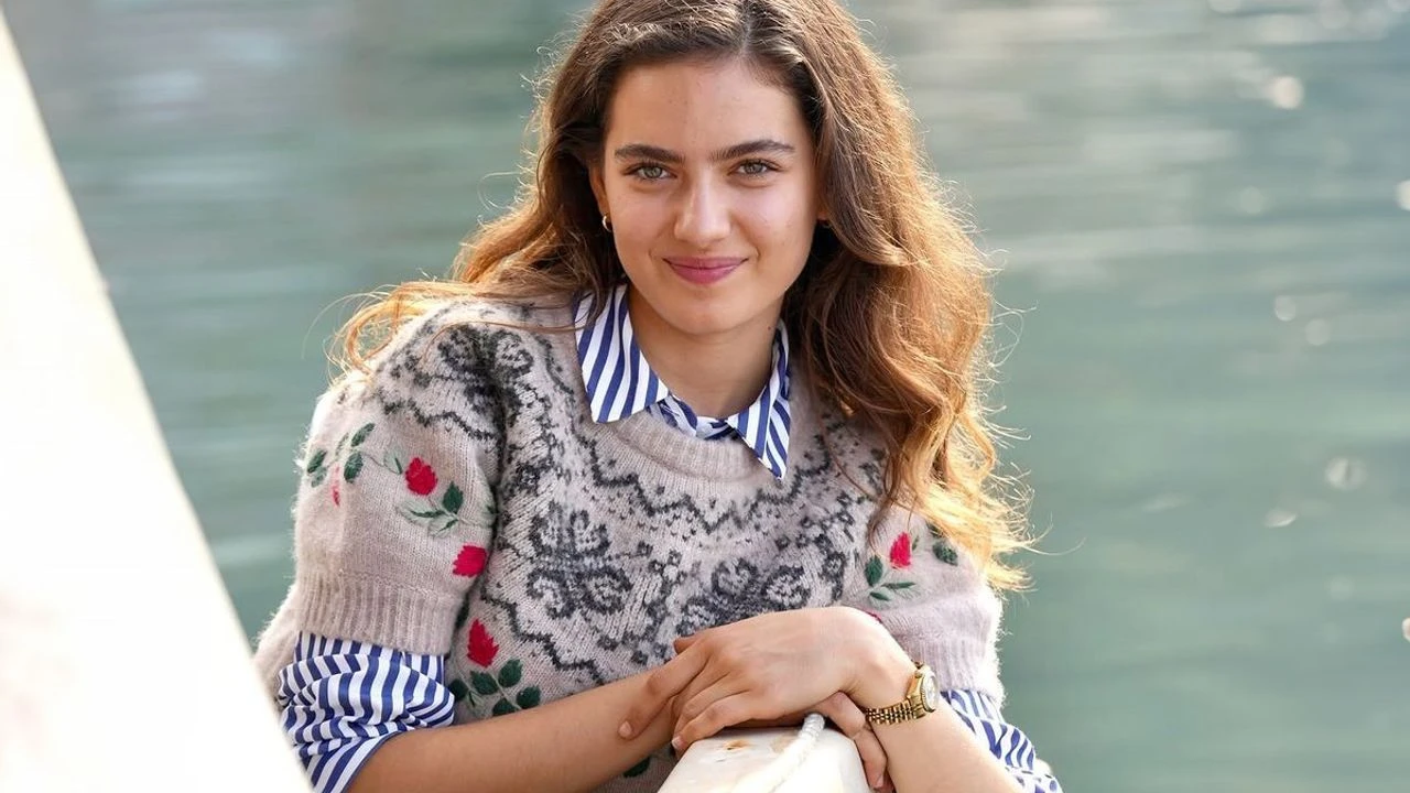 Ava Yaman In Iftar Davetinde Giydigi Kiyafet Olay 19670968 7424 Amp