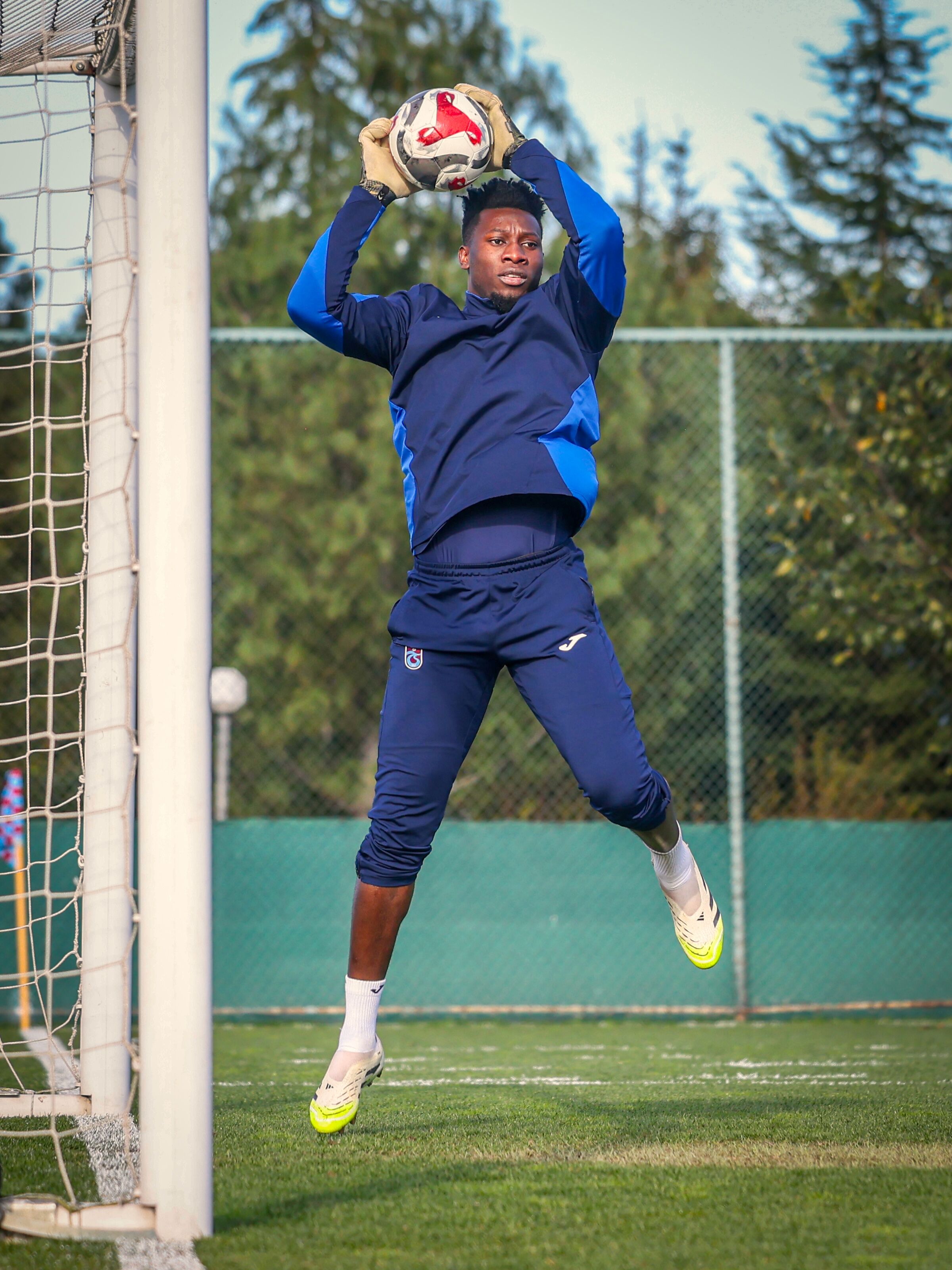 Onana (3)