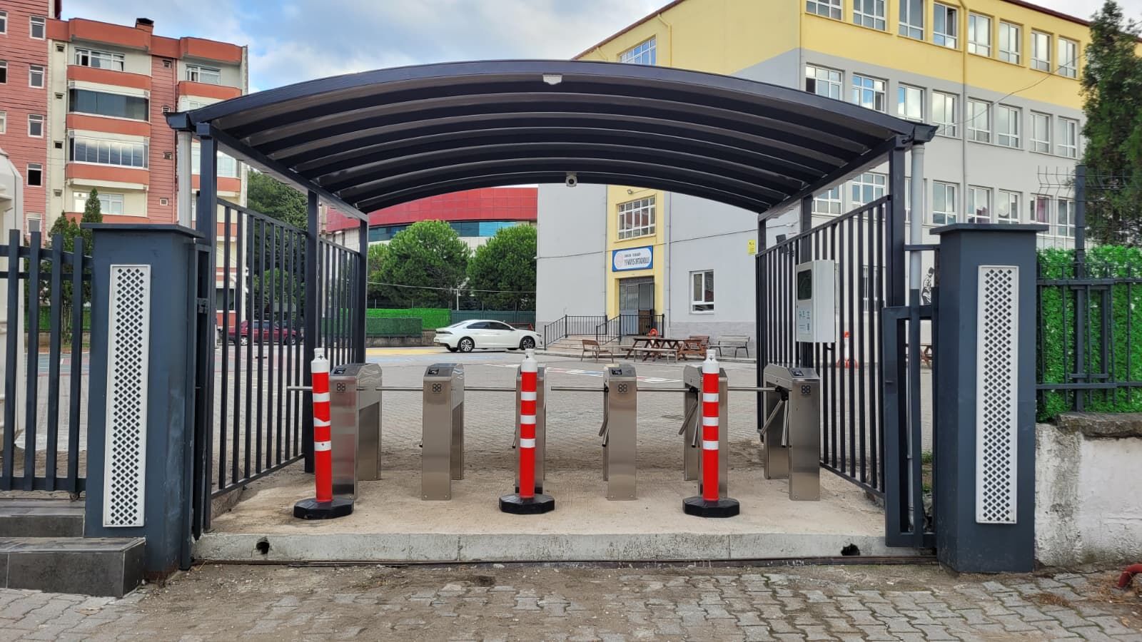 Tekkeköy’de ortaokula kartlı turnike sistemi kuruldu