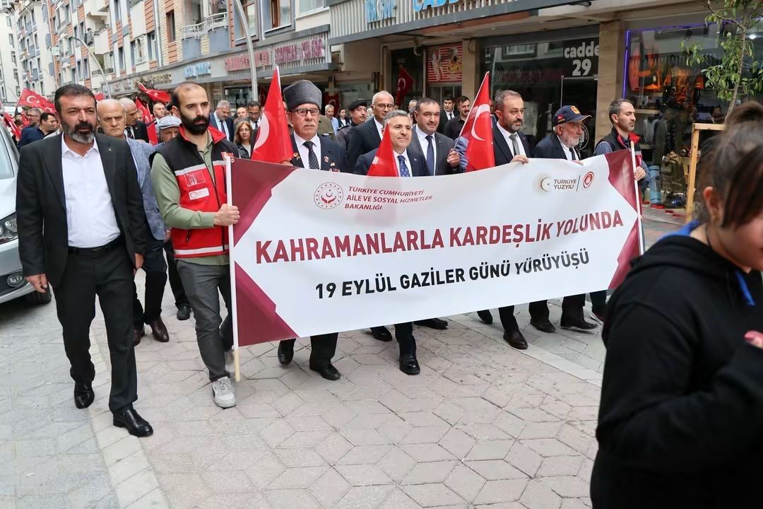 Gümüşhane'de Gaziler Günü'nde 'Kahramanlarla Kardeşlik Yolunda' yürüyüşü