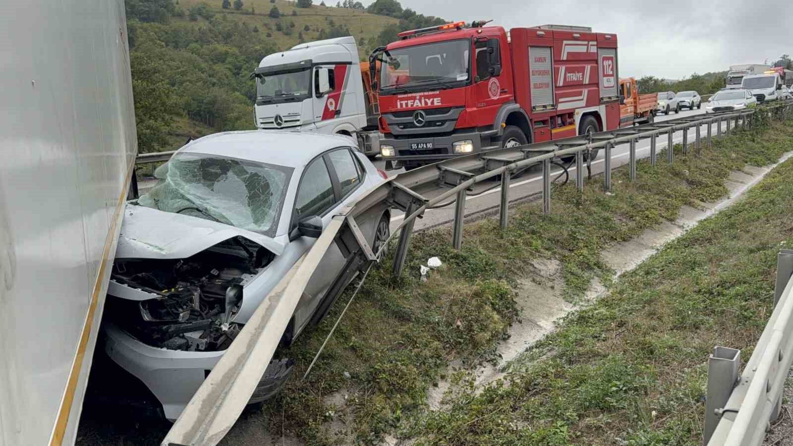 Otomobil tırla çarpıştı: 2 yaralı