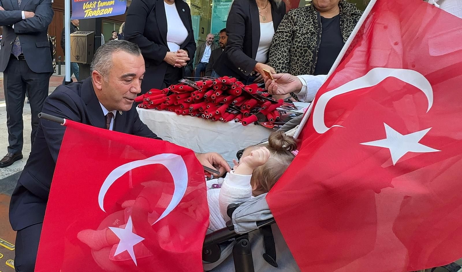 Genel Başkan Müsavat Dervişoğlu’nun katılımıyla gerçekleştirilecek miting öncesinde yapılan çalışma kapsamında, vatandaşlara etkinliğe ilişkin bilgi verildi. Teşkilat mensupları, kent merkezindeki buluşmalarla miting hazırlıklarını sürdürdü. Milletvekili Yavuz Aydın, ziyaretin ardından yaptığı paylaşımda 7 Kasım için geri sayımın başladığını belirterek, vatandaşlarla bir araya geldiklerini ve bayrak dağıtımı gerçekleştirdiklerini ifade etti.