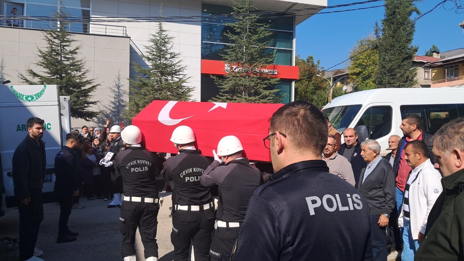 Artvin'de Acı Veda! Emekli Özel Harekat Polisi Toprağa Verildi
