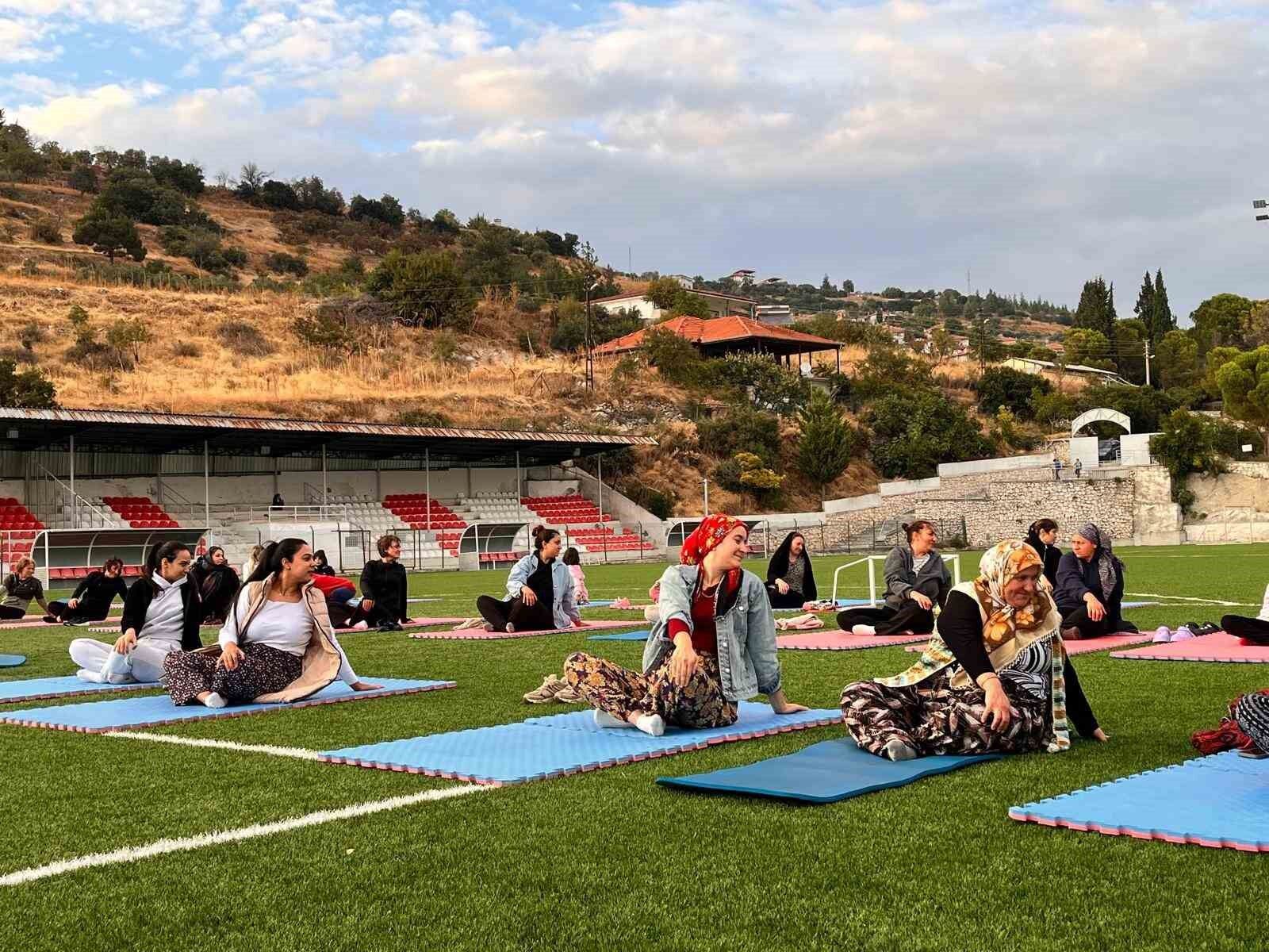 Güney'de kadınlar yoga yaptı