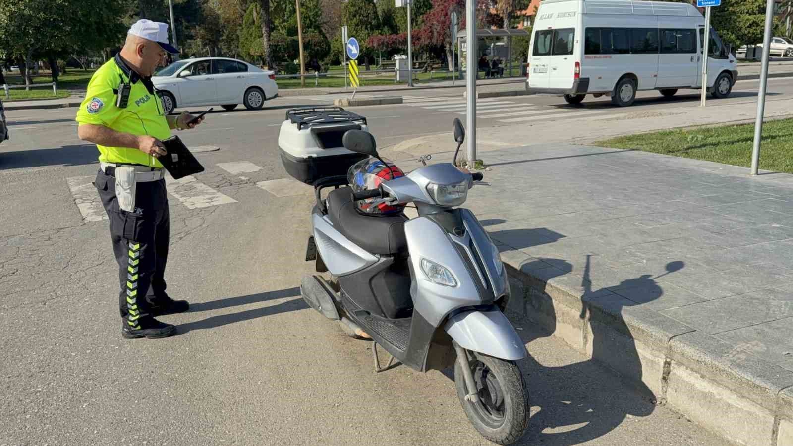 Motosiklet devrildi, sürücü yaralandı