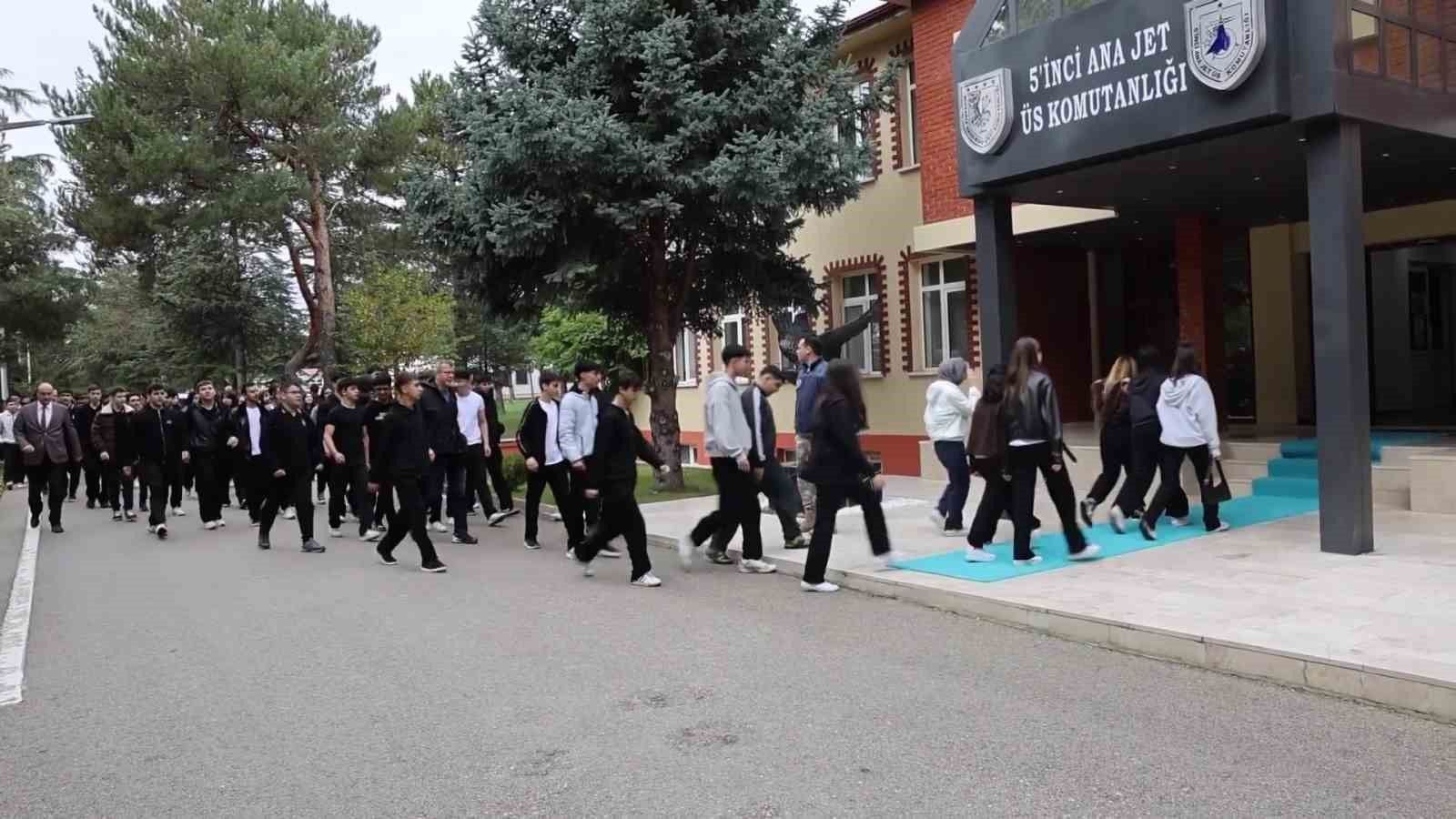 Öğrenciler kahraman havacılarla buluştu, savaşan şahinler Karadeniz'e havalandı