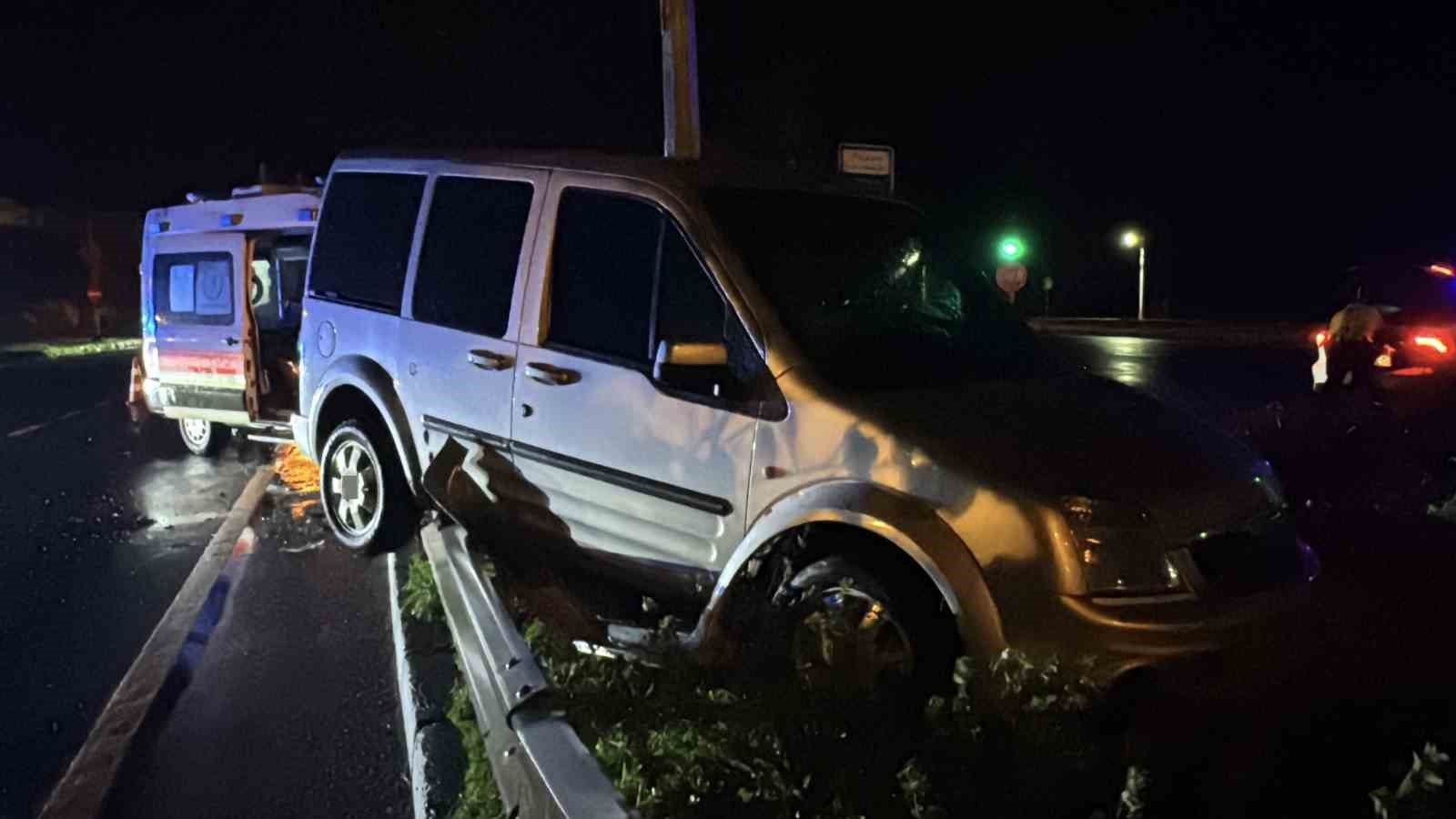 Rize'de ambulans ile hafif ticari araç çarpıştı: 5 hafif yaralı