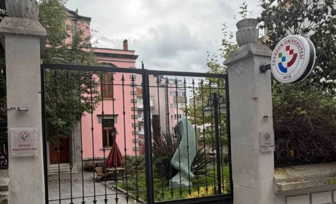 Trabzon’da Sanatevi Kapandı, Binaya Konservatuvar Tabelası Asıldı