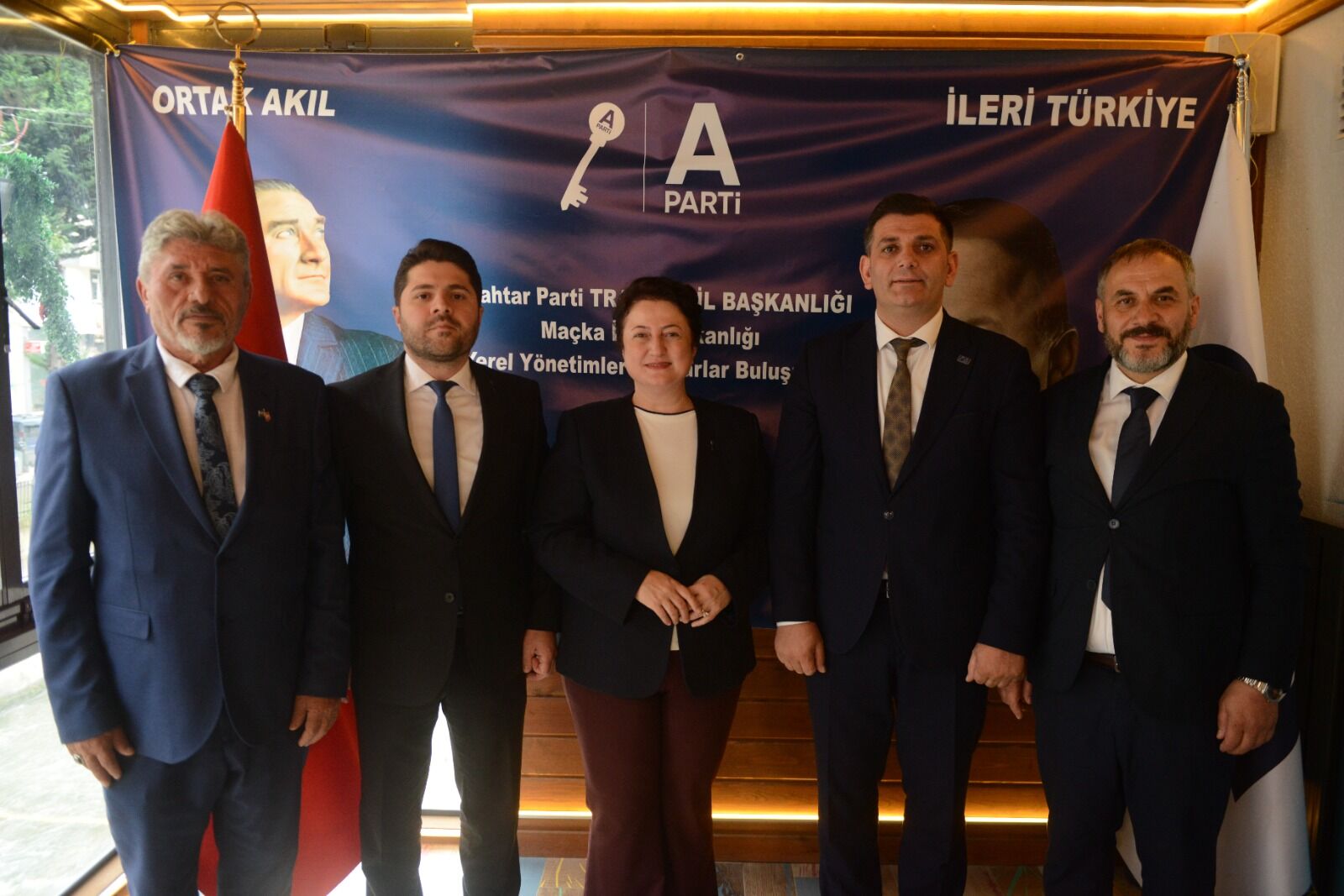 Anahtar Parti Maçka’da muhtarlarla bir araya geldi
